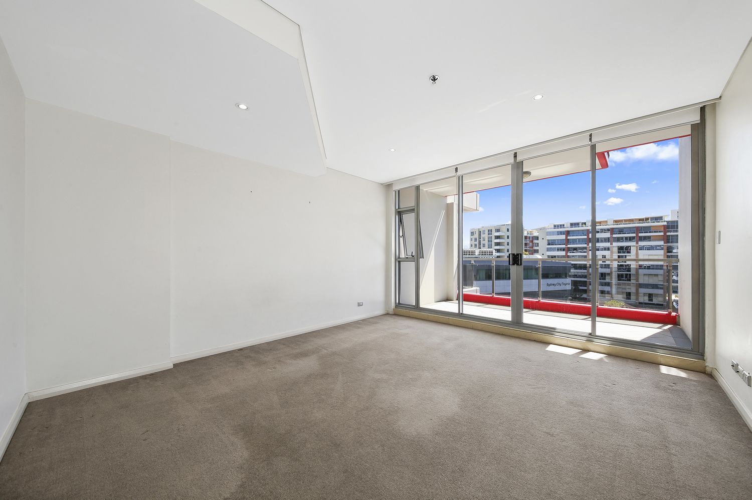 2 bedrooms Apartment / Unit / Flat in 921/2 Lachlan Street WATERLOO NSW, 2017