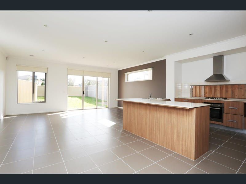 3 bedrooms House in 7 Broadbeach Cct POINT COOK VIC, 3030