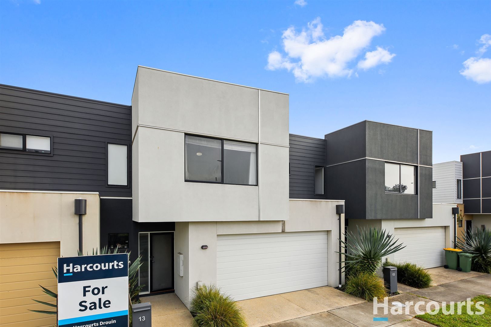 3 bedrooms Townhouse in 13 Hammond Crescent OFFICER VIC, 3809