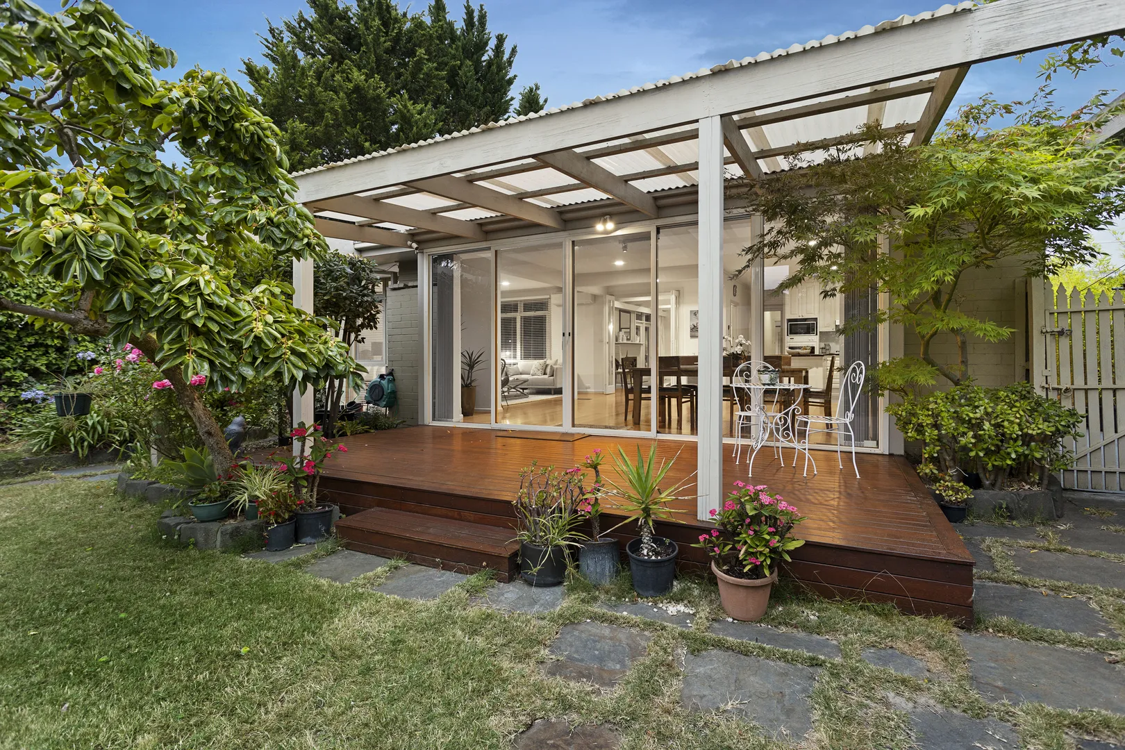 Exclusive Balwyn Cul-de-Sac: Spacious Family Home on 791sqm  Steps to Village, Trams & Schools - Më shumë
