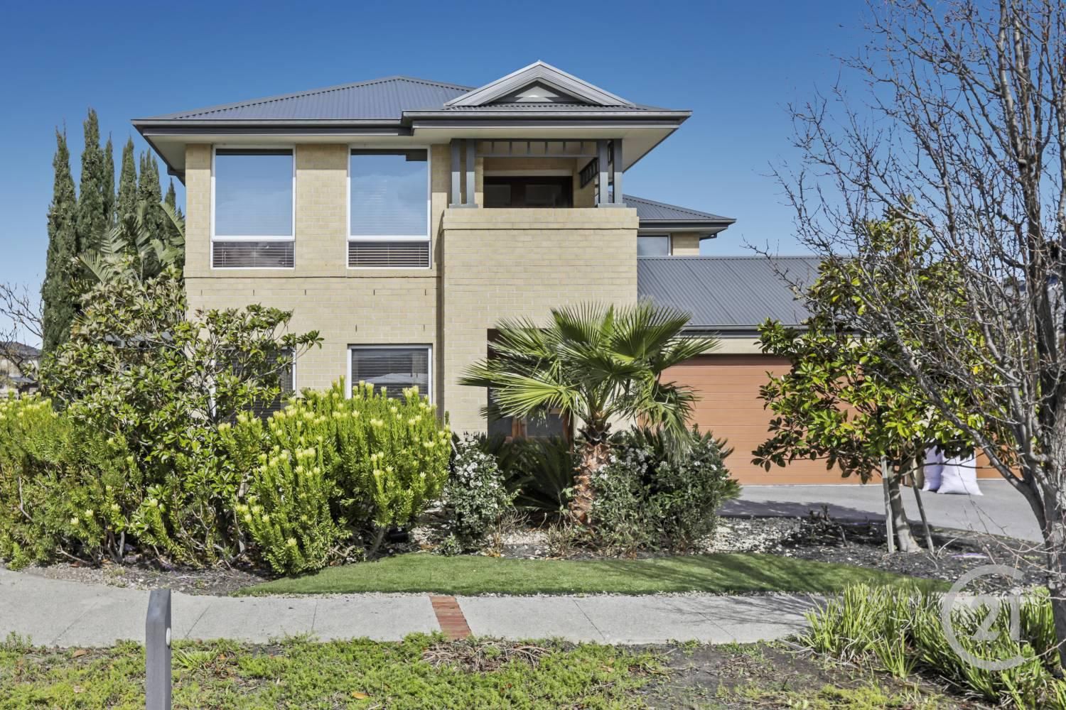 4 bedrooms House in 1 Loxton Way PAKENHAM VIC, 3810