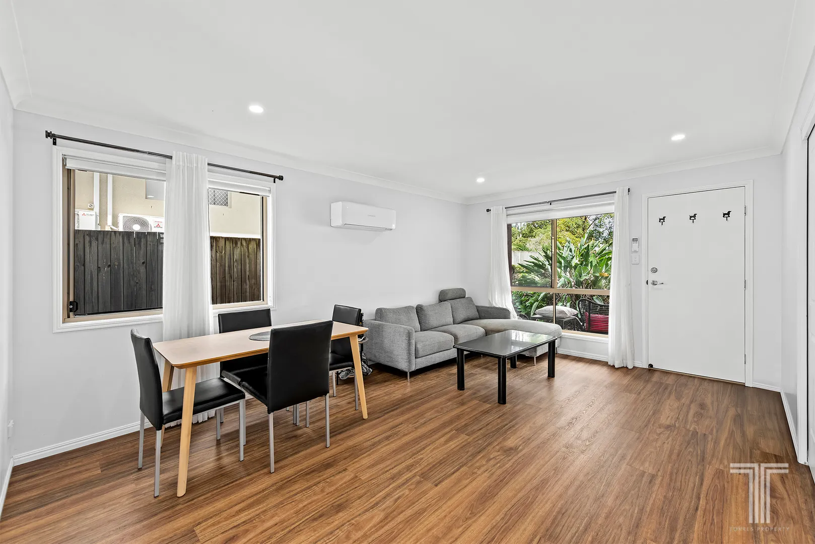 Renovated Park-Facing Townhouse in a Convenient Location - Vista 4