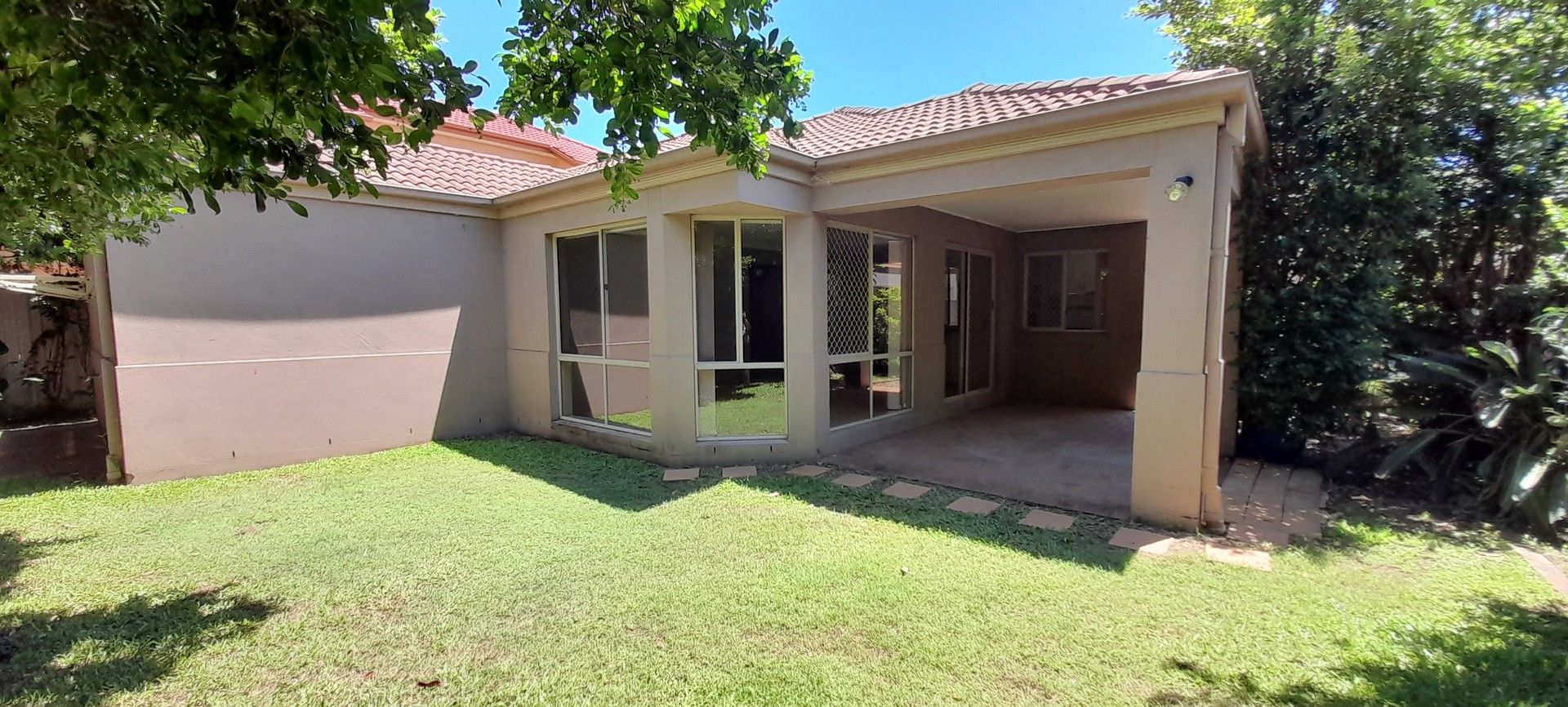 4 bedrooms House in 3 Oakridge Place MOLENDINAR QLD, 4214