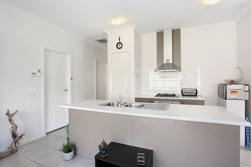 1/4 Anastasia Court, Hillside VIC 3037, Image 2