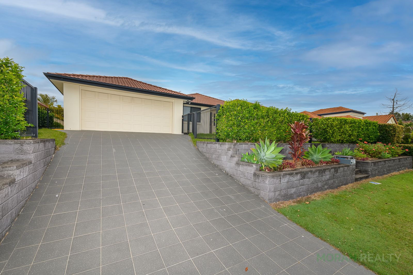 4 bedrooms House in 7 Oakridge Place MOLENDINAR QLD, 4214