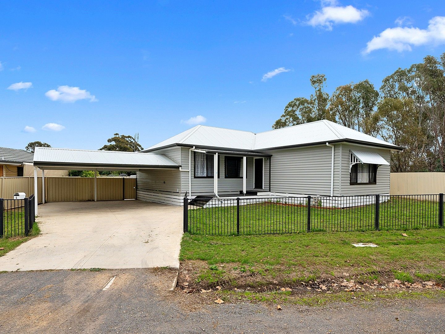 4 bedrooms House in 4 Tomkins Parade BENALLA VIC, 3672