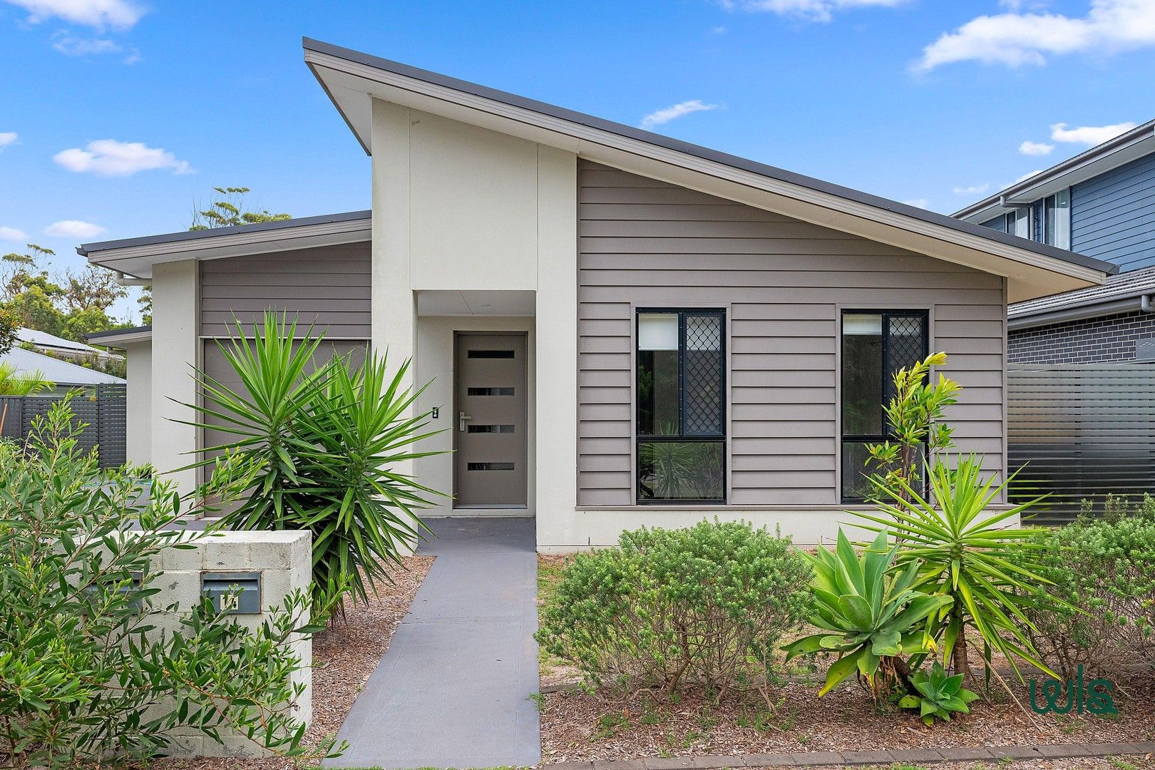 4 bedrooms House in 14 Tuckeroo Circuit FERN BAY NSW, 2295