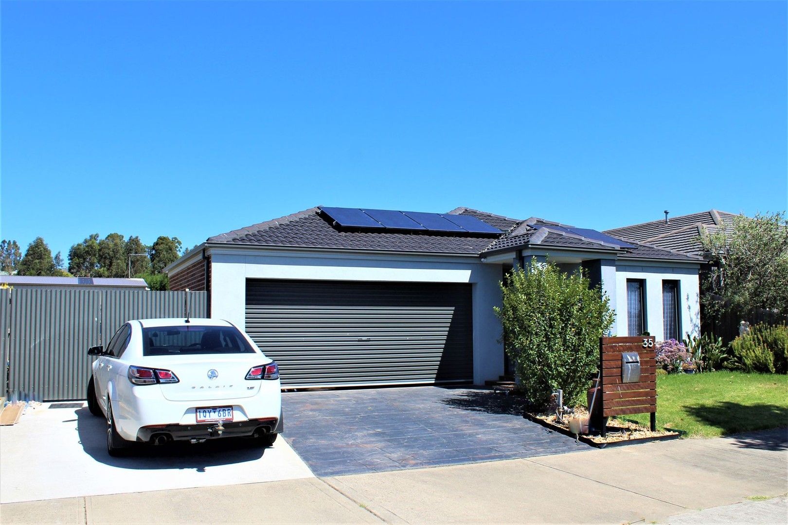 3 bedrooms House in 35 Summerhill Boulevard DROUIN VIC, 3818