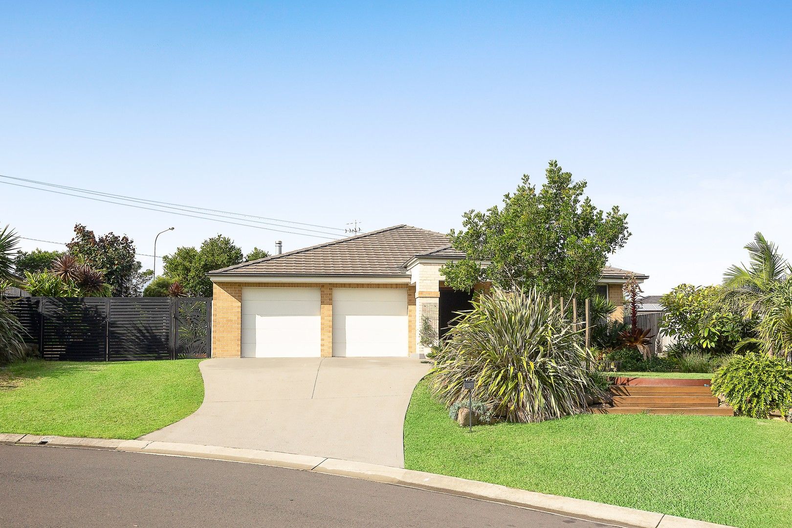 5 bedrooms House in 8 Bunya Place ULLADULLA NSW, 2539