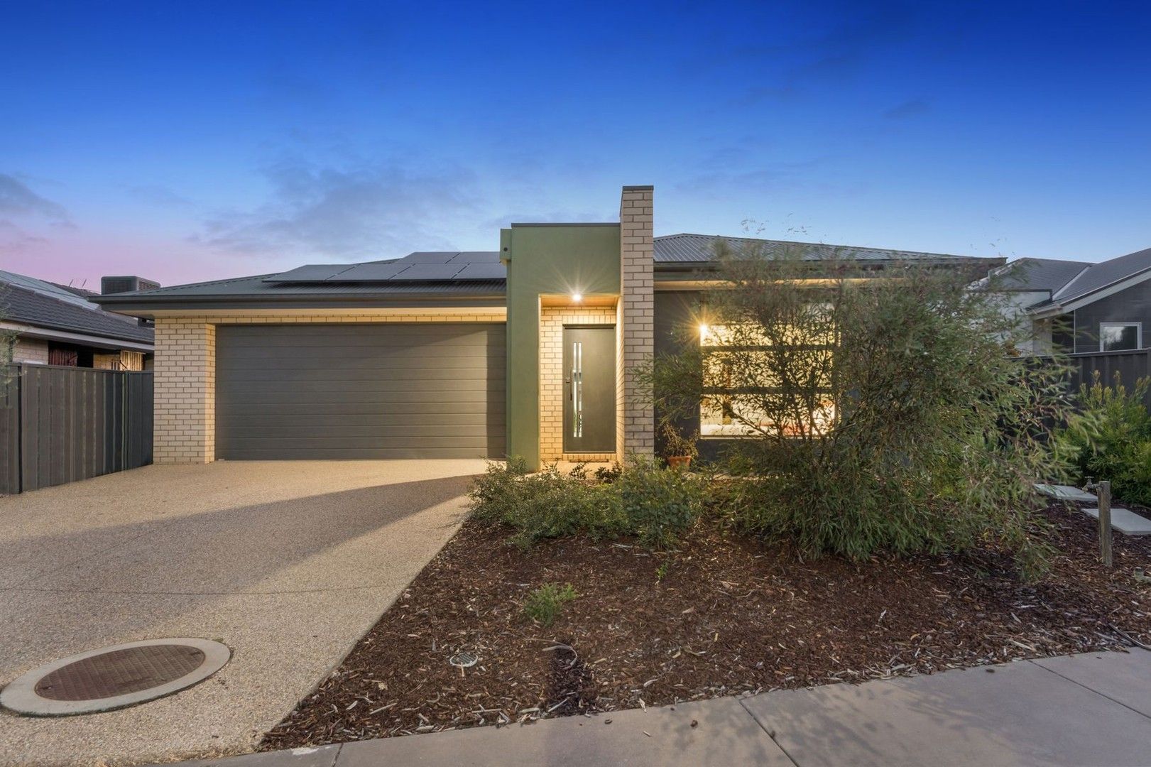 4 bedrooms House in 12 Elsworth Drive STRATHFIELDSAYE VIC, 3551