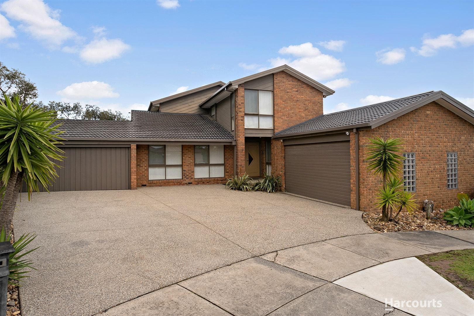 5 bedrooms House in 5 Benalla Court ENDEAVOUR HILLS VIC, 3802