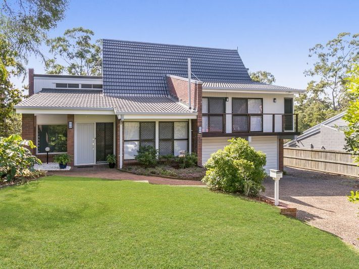5 bedrooms House in 13 Chantilly Street CHAPEL HILL QLD, 4069