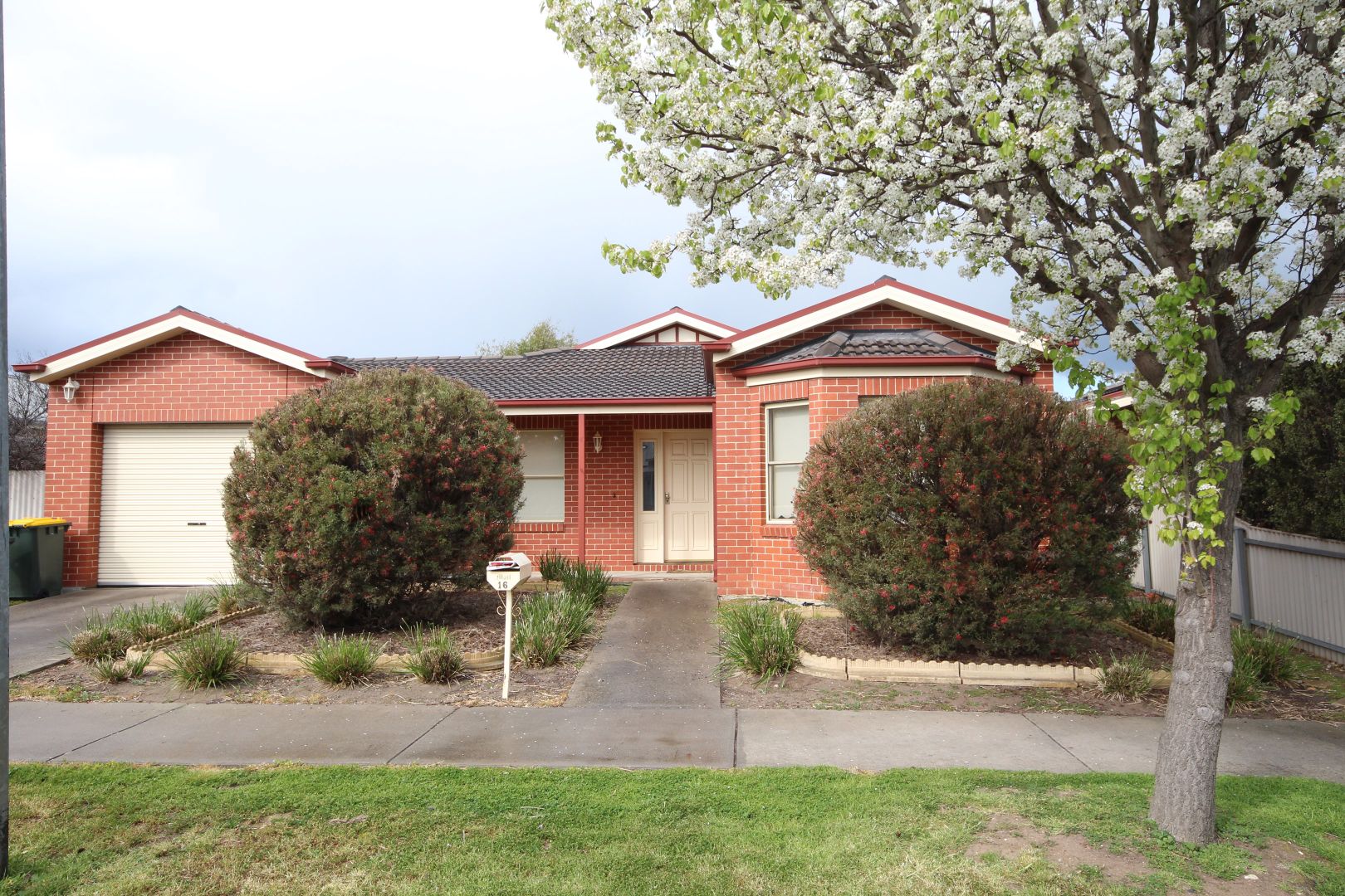 16 Knowles Street, Horsham VIC 3400