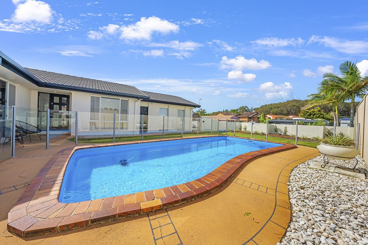 4 bedrooms House in 44 Coronet Crescent BURLEIGH WATERS QLD, 4220