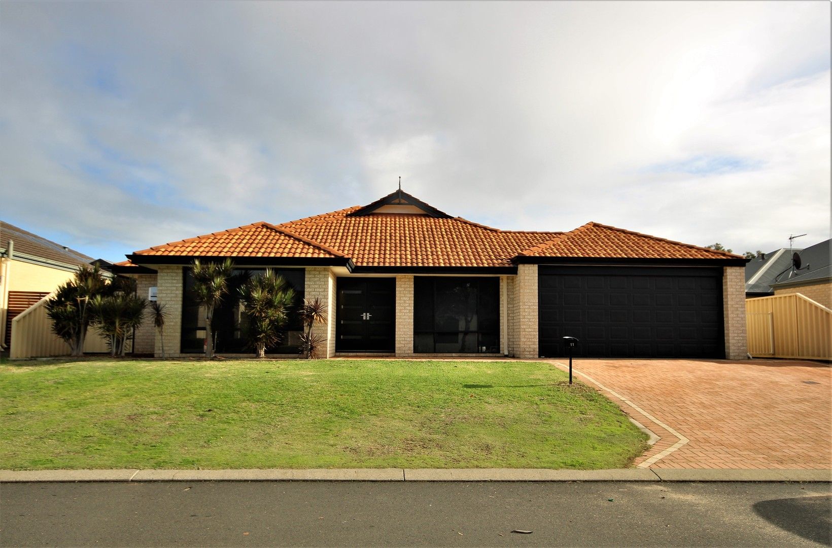 4 bedrooms House in 11 Berkeley View MILLBRIDGE WA, 6232