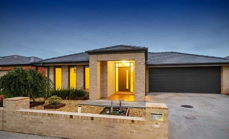 4 bedrooms House in 47 Balcombe Drive MANOR LAKES VIC, 3024
