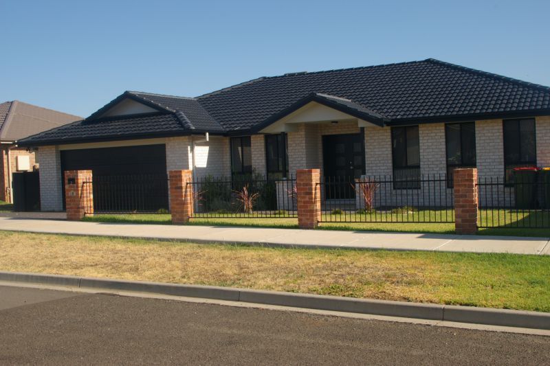 4 bedrooms House in 2 Verdelho Drive TAMWORTH NSW, 2340