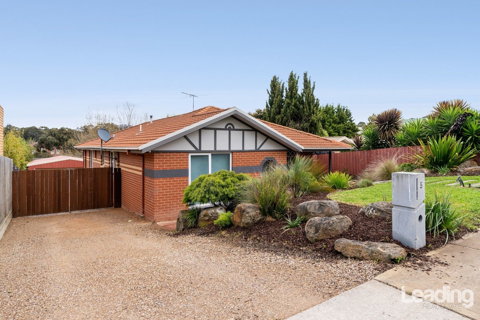 3 bedrooms House in 5 Streeton Court SUNBURY VIC, 3429