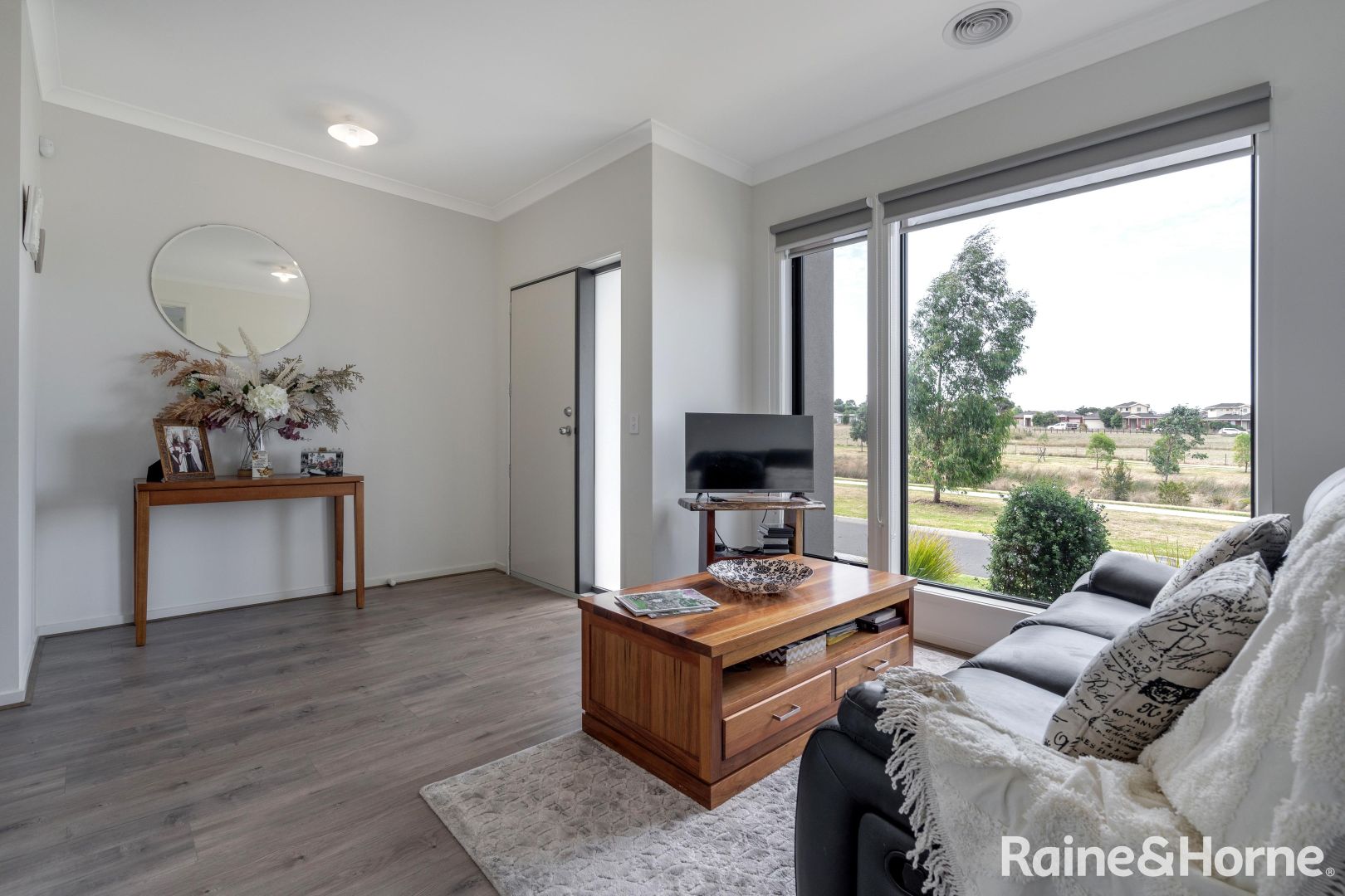 27 Angelas Way, Sunbury VIC 3429, Image 2