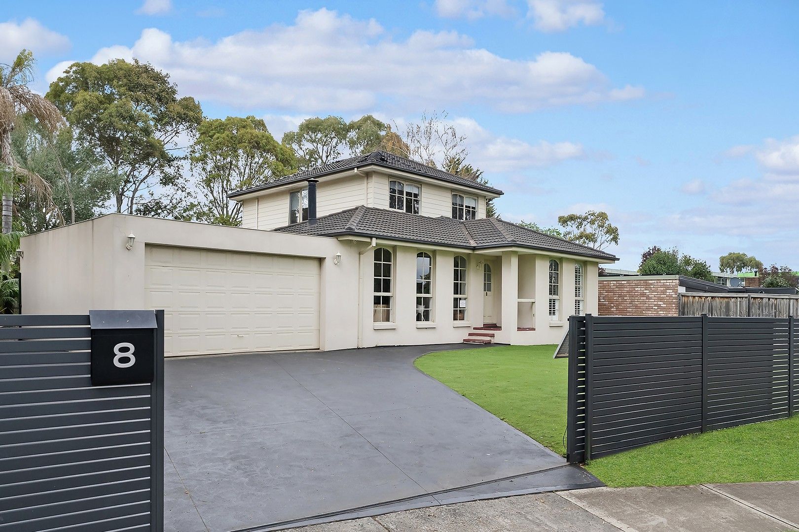 5 bedrooms House in 8 Yarrow Court BERWICK VIC, 3806