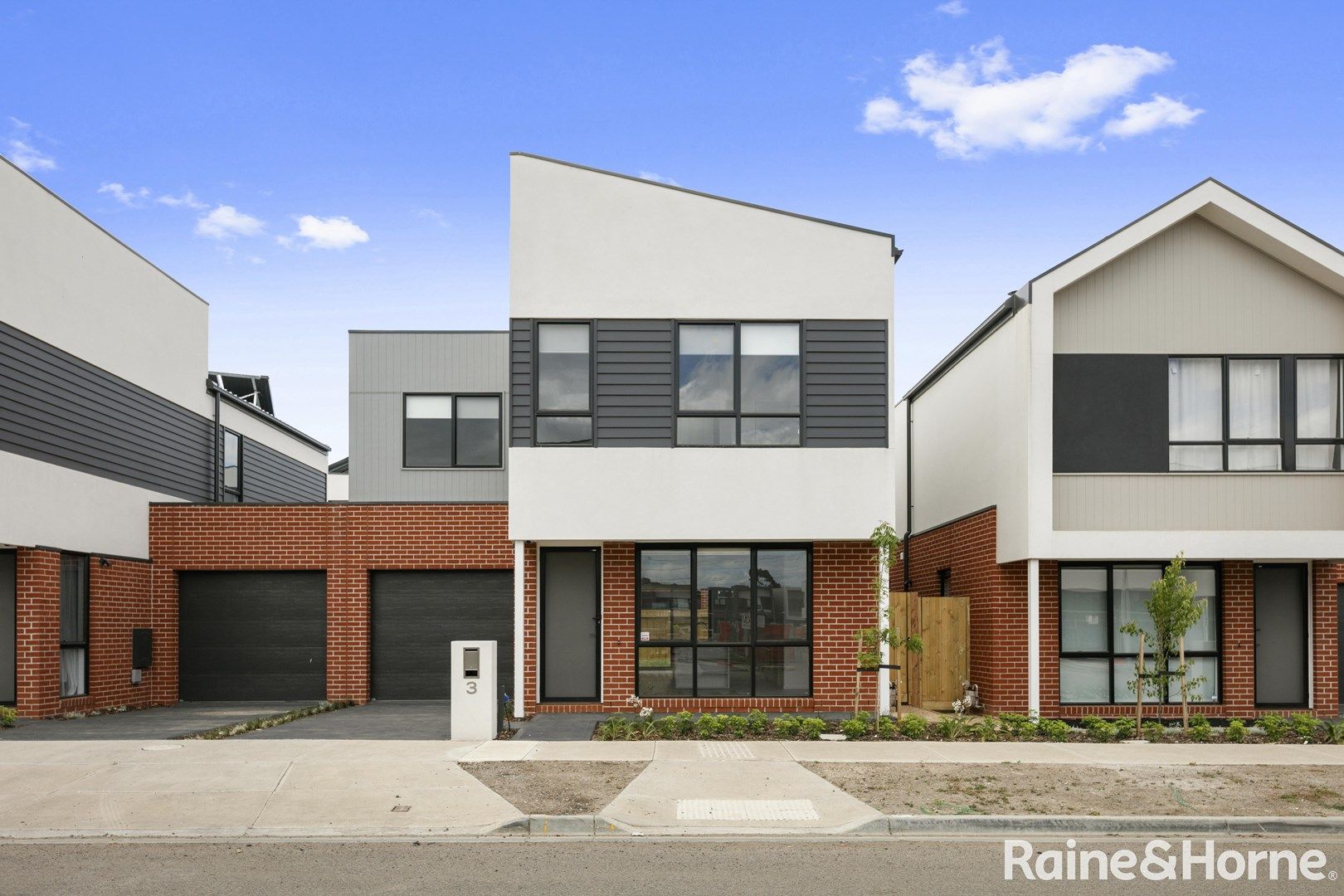 4 bedrooms House in 3 Oakden Crescent ST ALBANS VIC, 3021