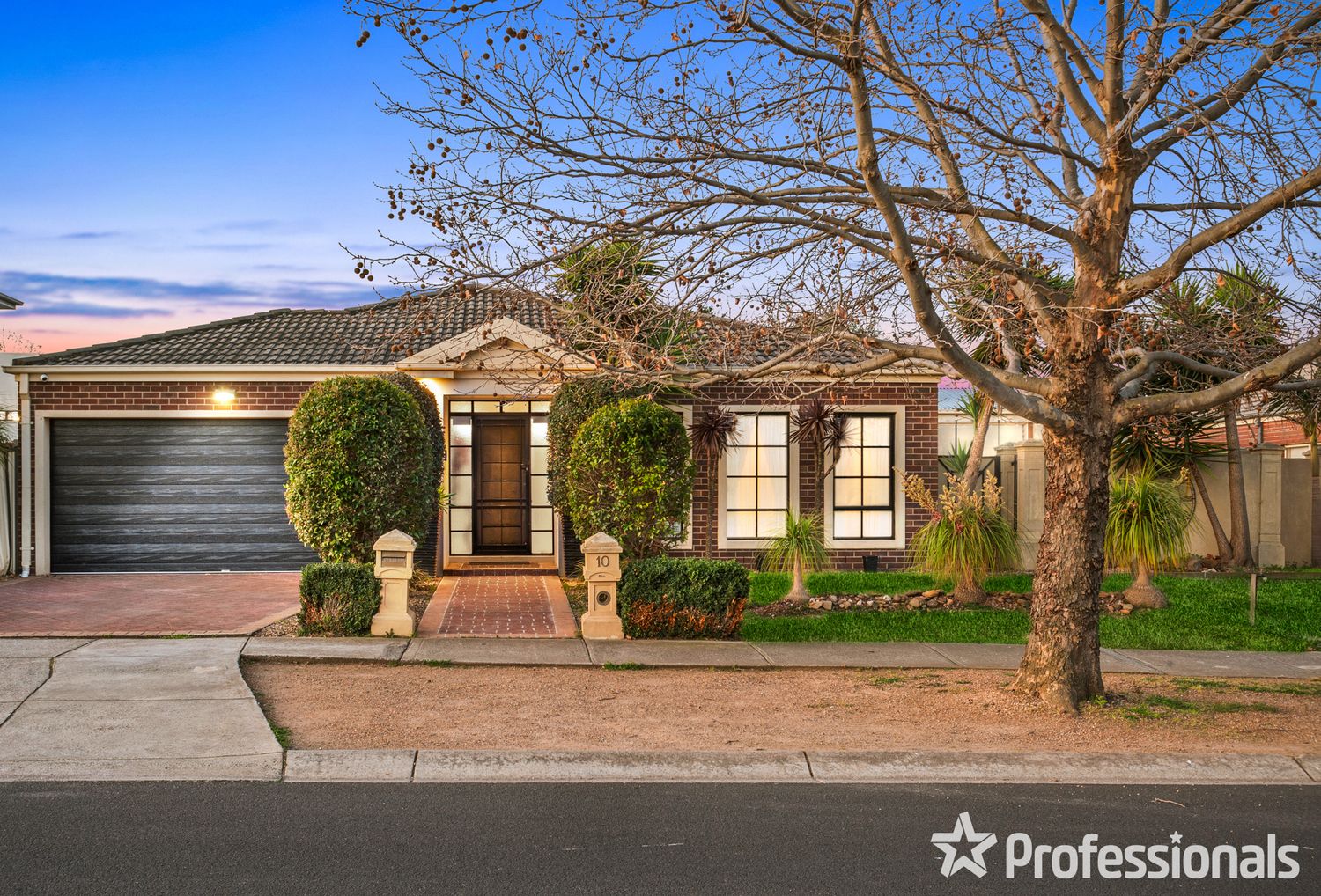 4 bedrooms House in 10 Hillcrest Drive HILLSIDE VIC, 3037