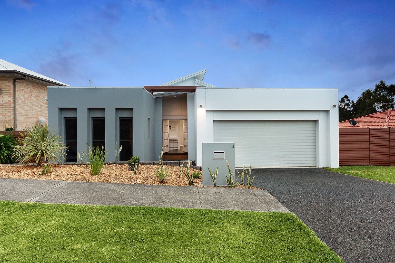 4 Harcourt Parade, Macquarie Hills NSW 2285, Image 0