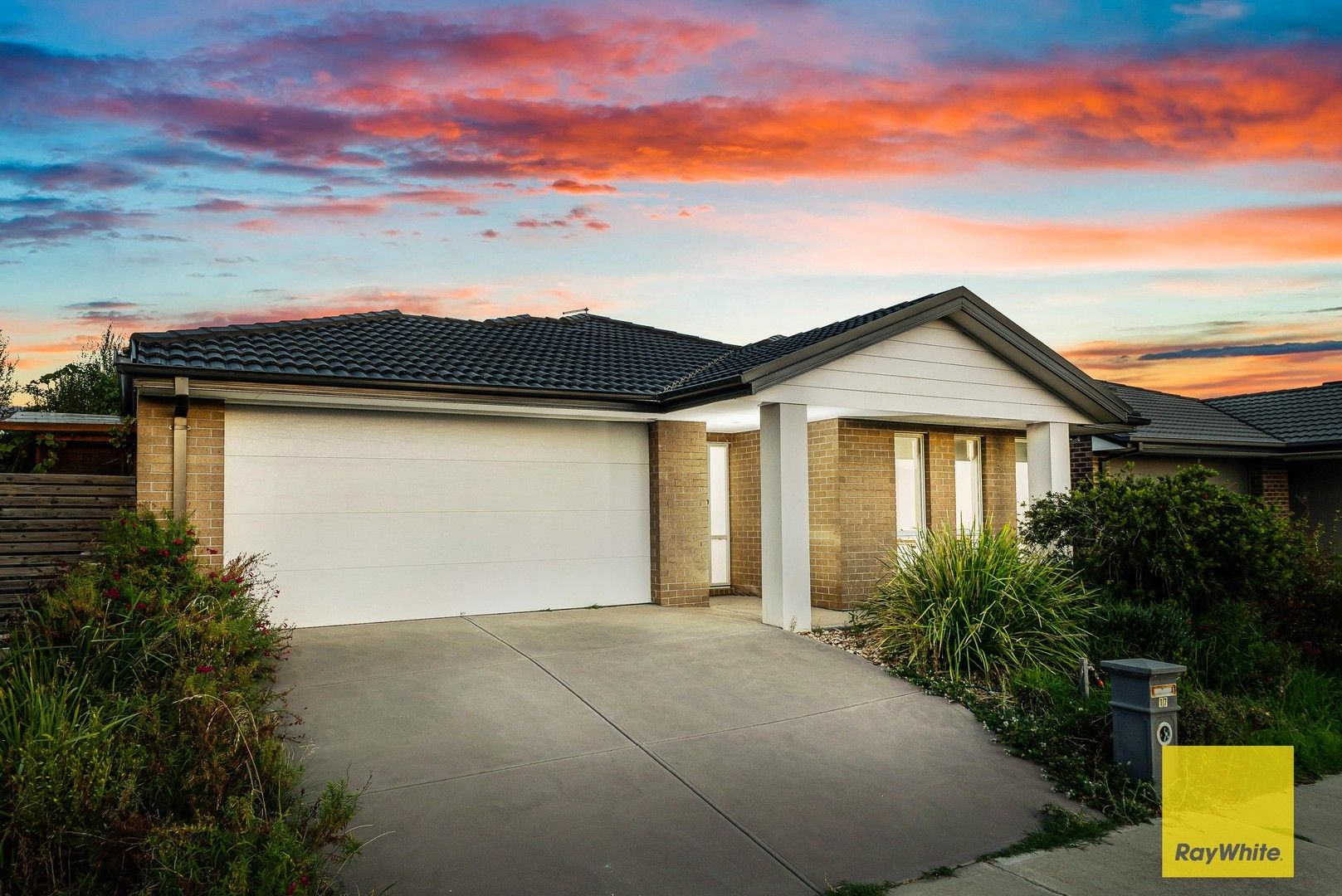 4 bedrooms House in 17 Fairwater Drive POINT COOK VIC, 3030