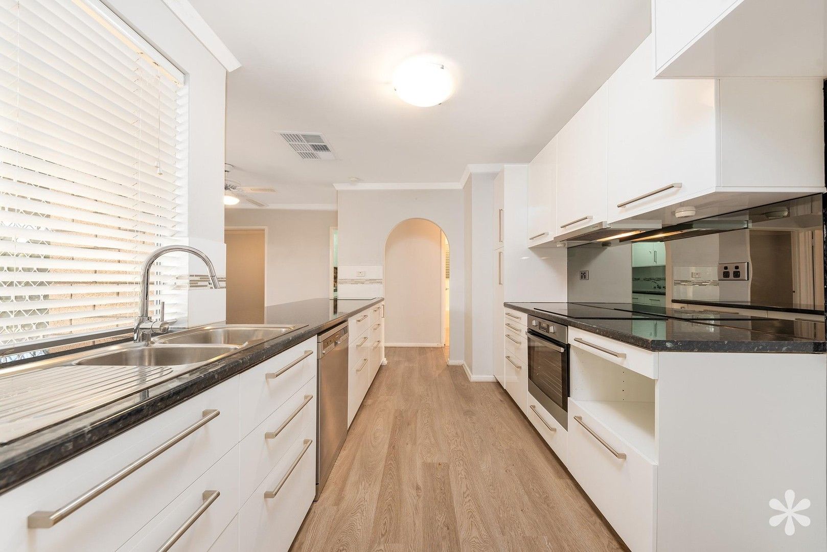 3 bedrooms House in 4 Burrendah Boulevard WILLETTON WA, 6155