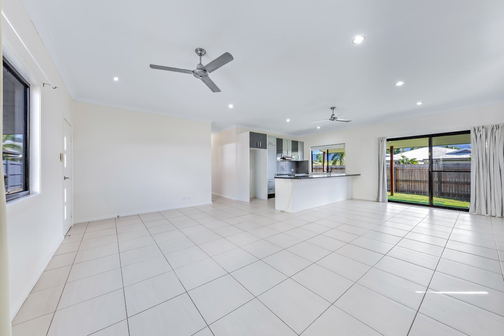 3 bedrooms Duplex in 1/59 South Molle Boulevard CANNONVALE QLD, 4802
