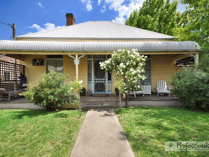 4 bedrooms House in 182 Brown Street ARMIDALE NSW, 2350