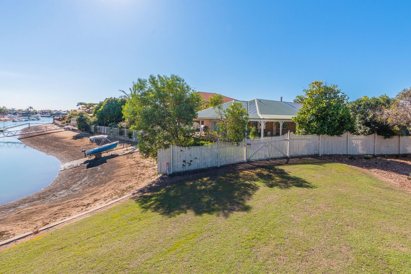 5 bedrooms House in 1 Mayflower Court NEWPORT QLD, 4020