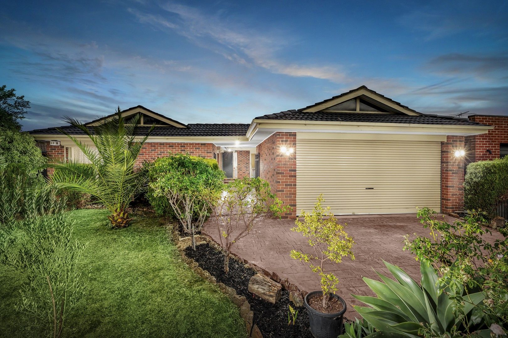 3 bedrooms House in 15 Hobson Crescent MILL PARK VIC, 3082