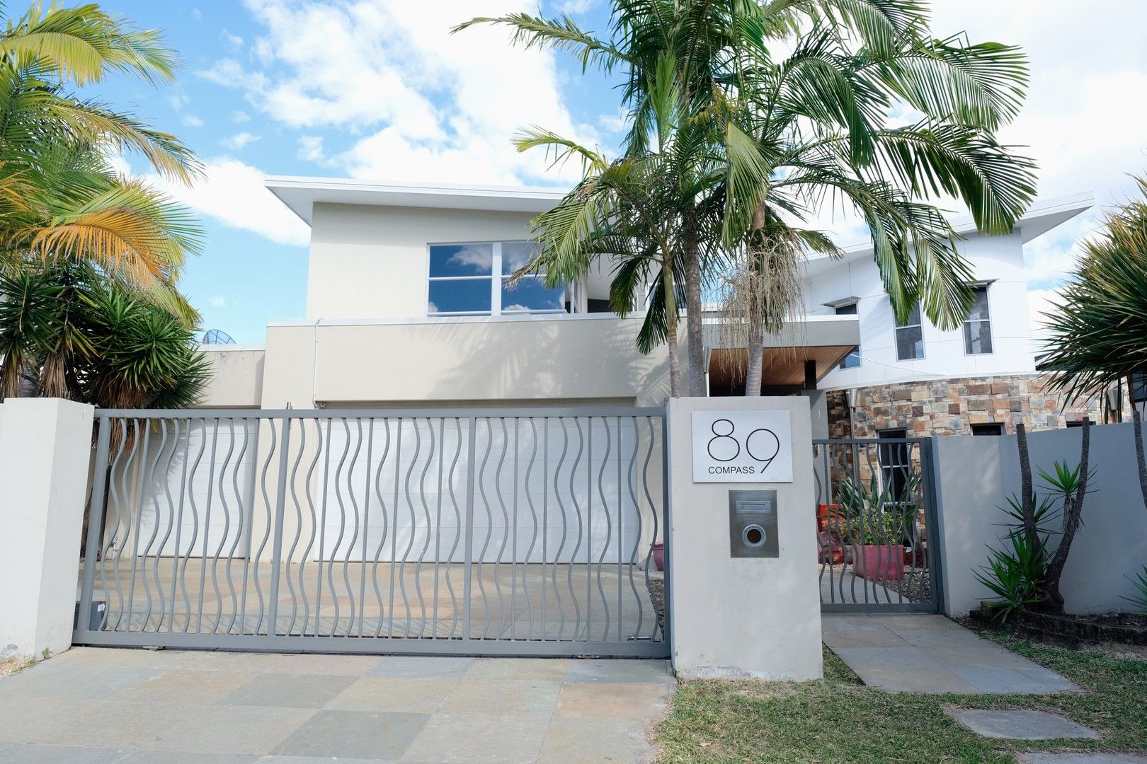 6 bedrooms House in 89 compass drive BIGGERA WATERS QLD, 4216