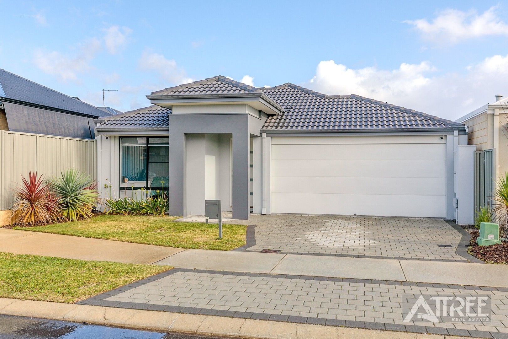4 bedrooms House in 4 Silvergum Way PIARA WATERS WA, 6112