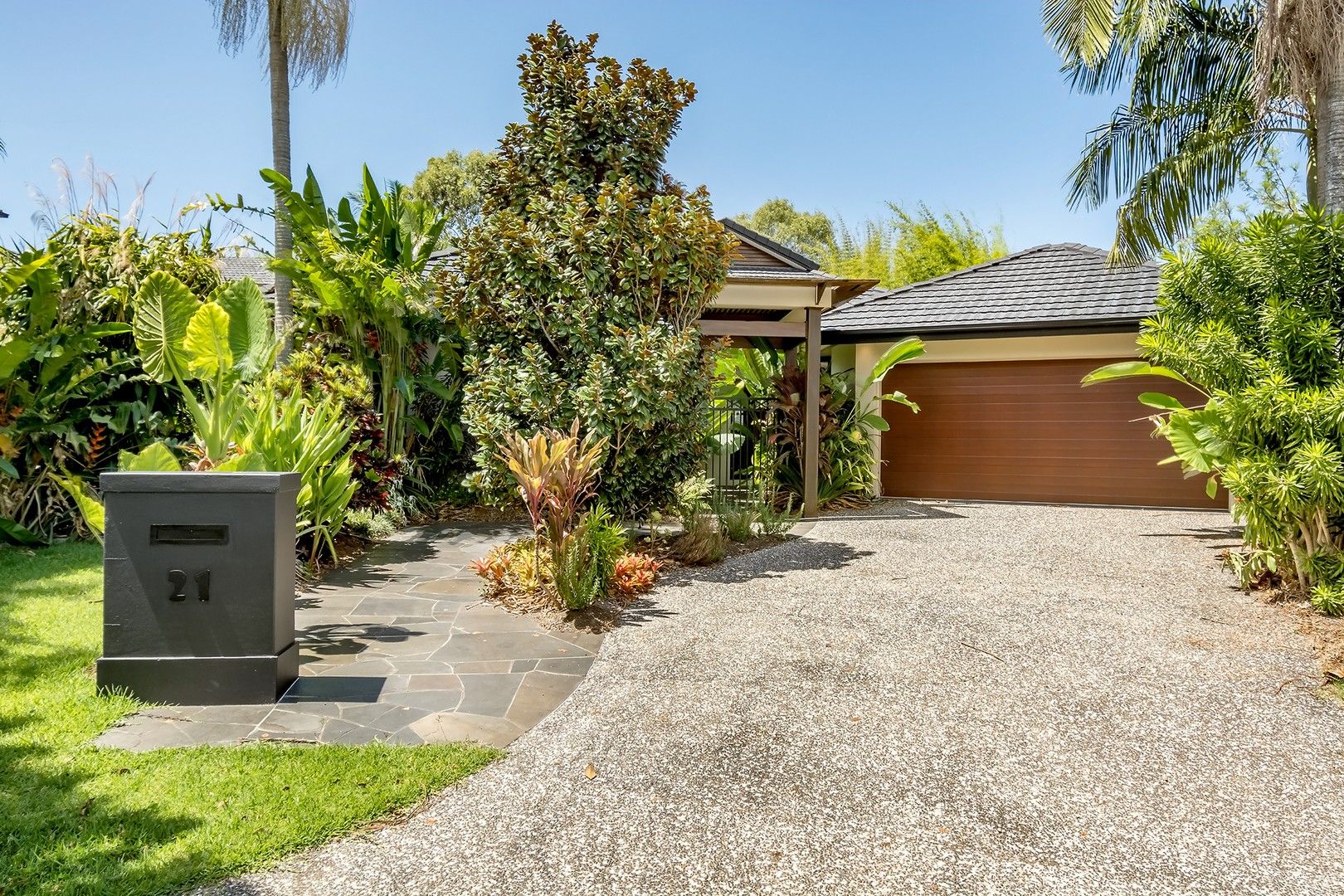4 bedrooms House in 21 River Cove Place HELENSVALE QLD, 4212
