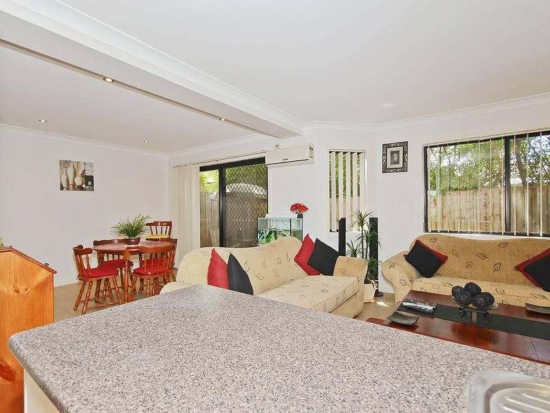 4/2 Samuel Street, WOODY POINT QLD 4019, Image 2