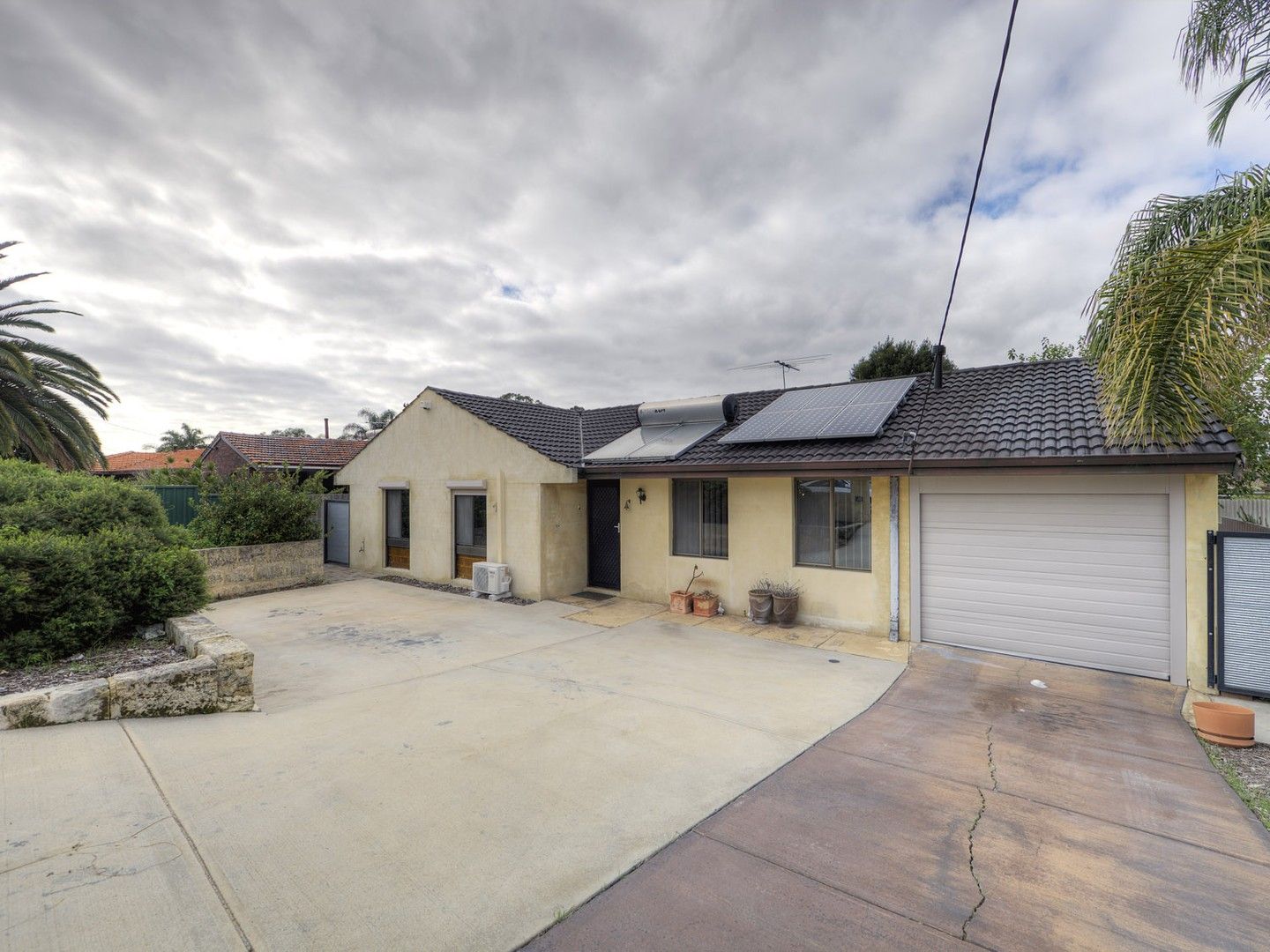 3 bedrooms House in 54 Templeton Crescent GIRRAWHEEN WA, 6064