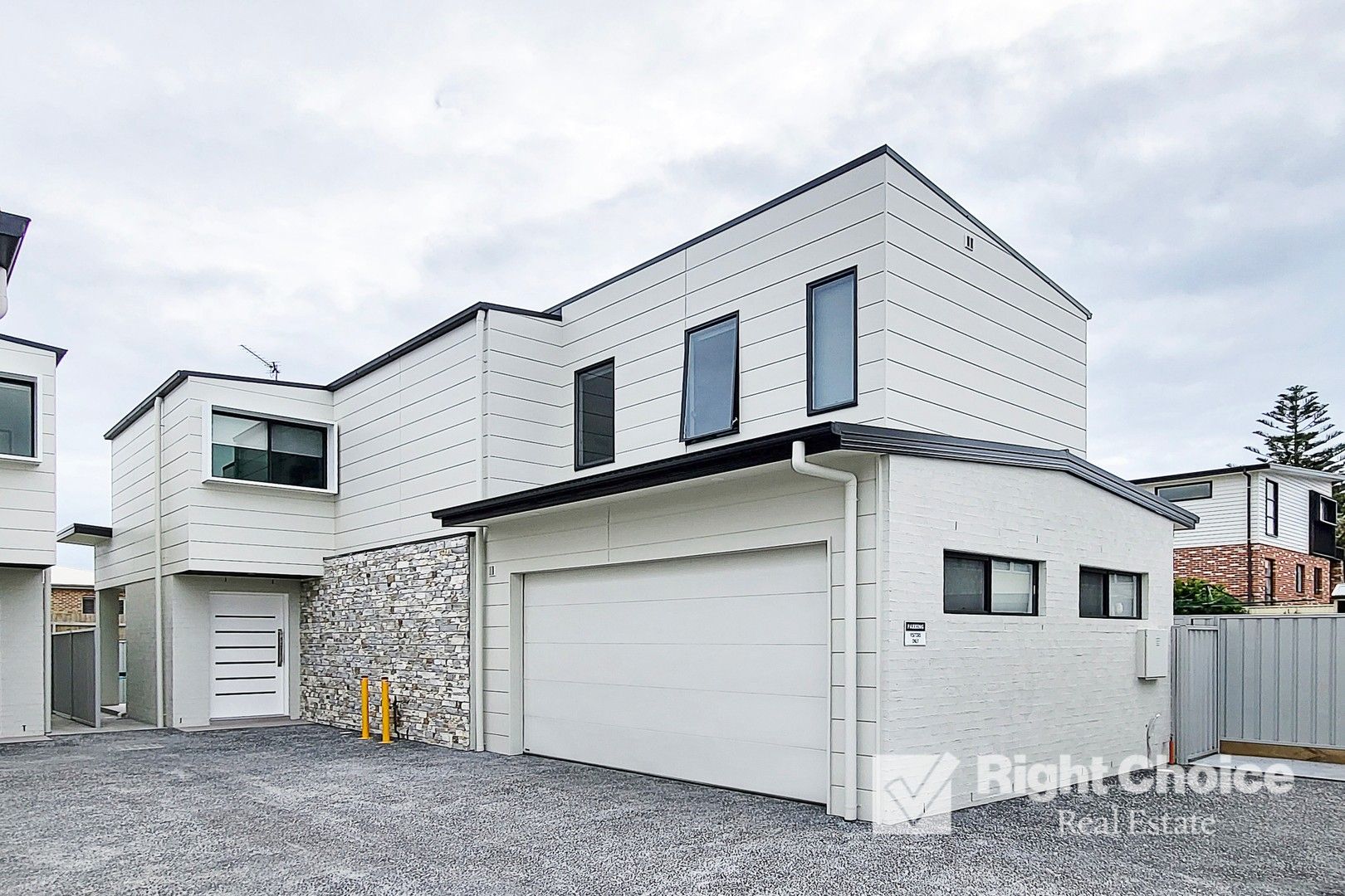 4 bedrooms Townhouse in 4/13 Cliff Avenue BARRACK POINT NSW, 2528