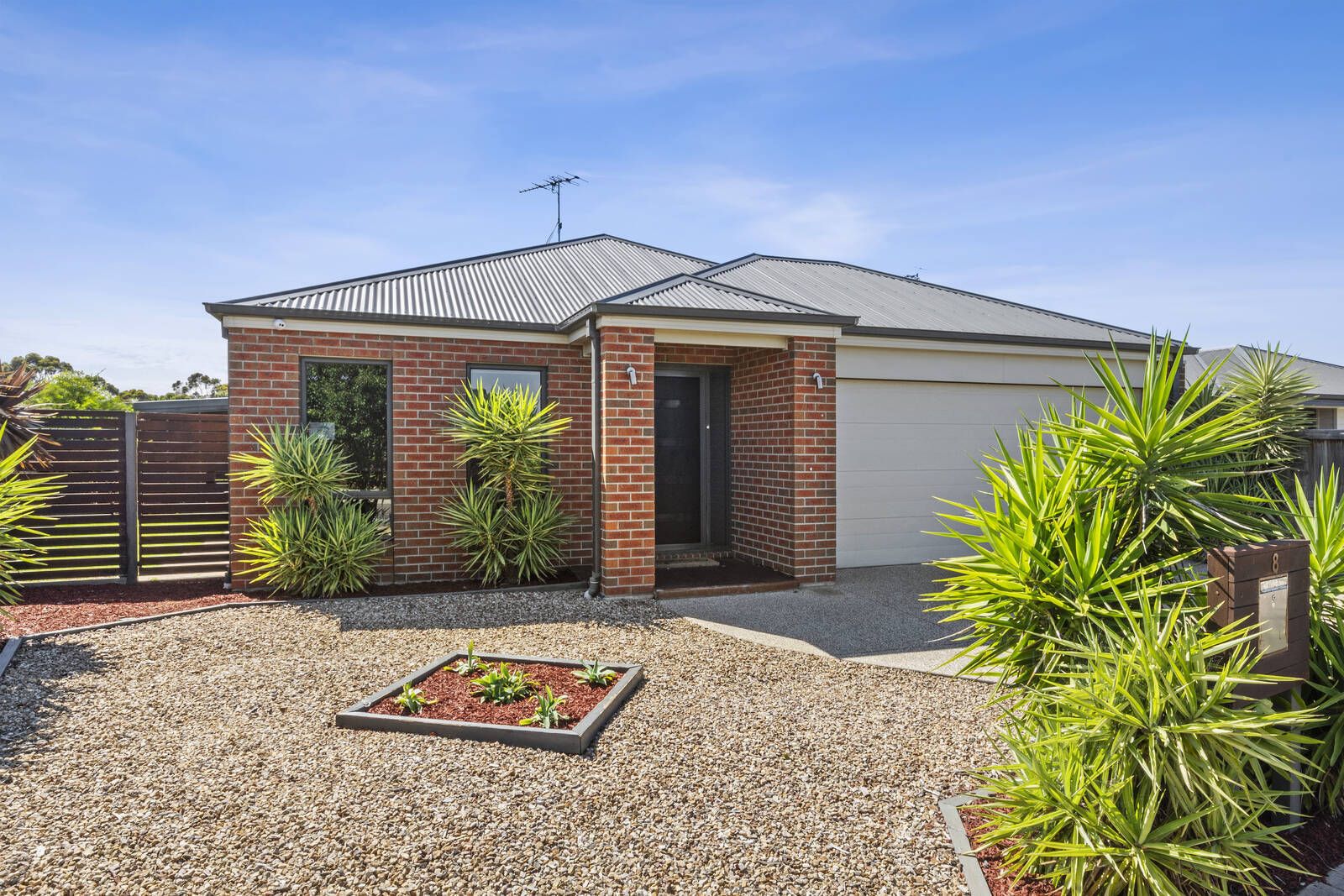 4 bedrooms House in 8 Cabernet Court BANNOCKBURN VIC, 3331