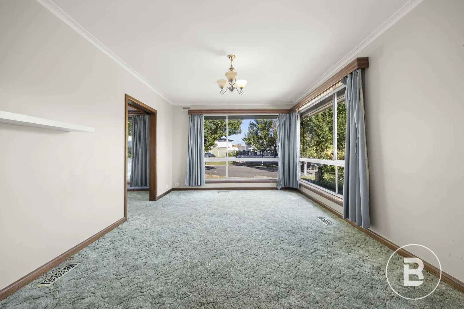 FOUR BEDROOM BRICK HOME BETWEEN LAKE AND BALLARAT GRAMMAR - View 4