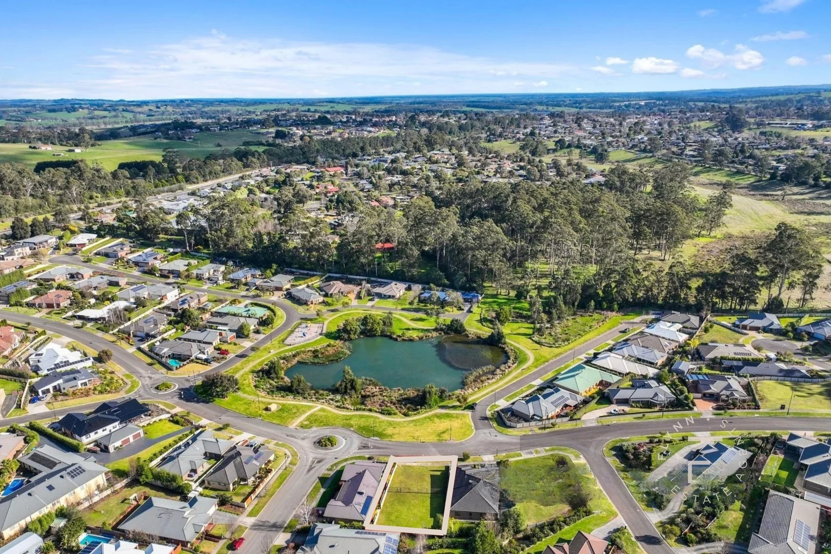 Primary image of 26 Waterside Drive, Drouin VIC 3818
