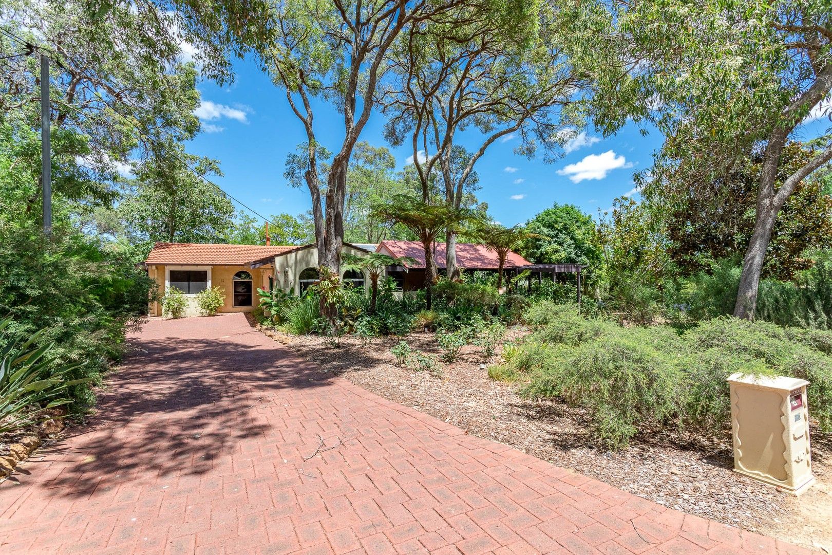 4 bedrooms House in 12 Crayden Rd KALAMUNDA WA, 6076