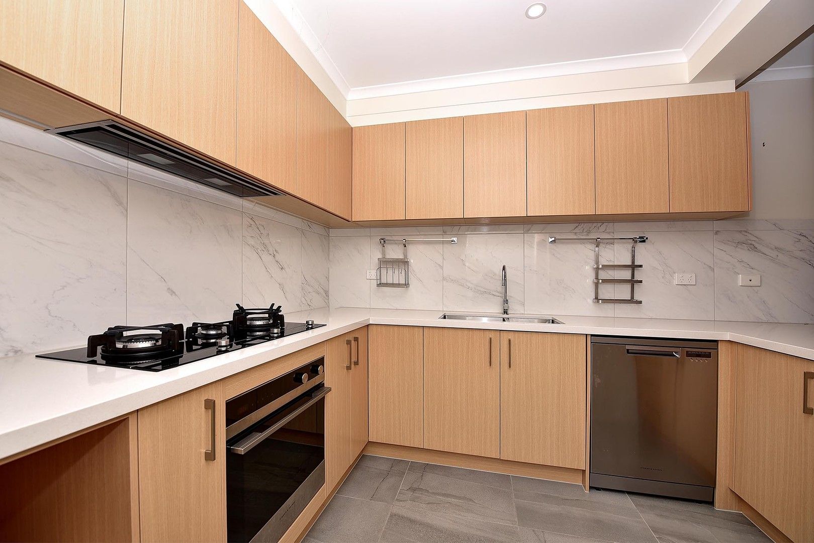 3 bedrooms Apartment / Unit / Flat in 15/60 Avendon Boulevard GLEN WAVERLEY VIC, 3150