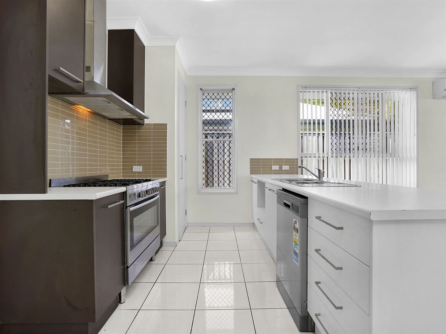 4 bedrooms House in 26 Hinchinbrook Ave FITZGIBBON QLD, 4018