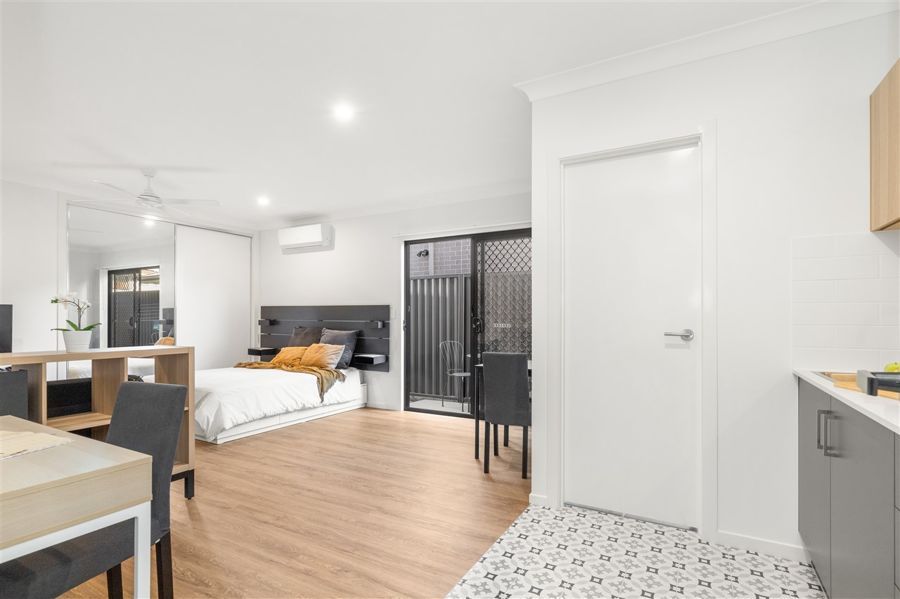 1 bedrooms Studio in 4/196 Randall Road WYNNUM WEST QLD, 4178