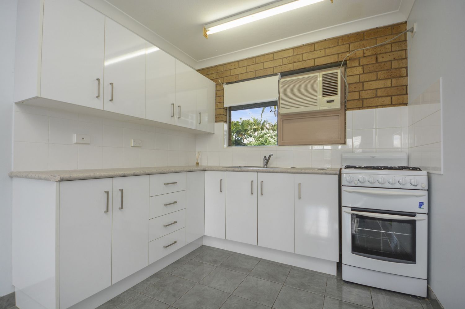 9/200 Canning Street, The Range QLD 4700, Image 2