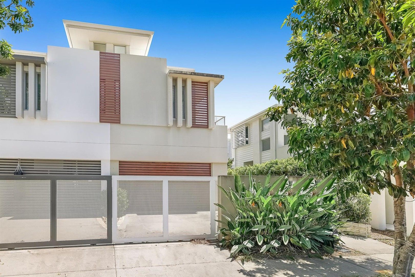 3 bedrooms Villa in 1/12 Oak Avenue SURFERS PARADISE QLD, 4217