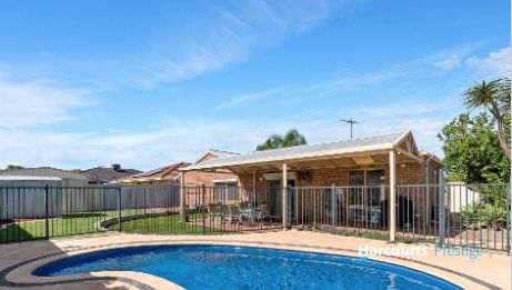 4 bedrooms House in 10 Geographe Way THORNLIE WA, 6108