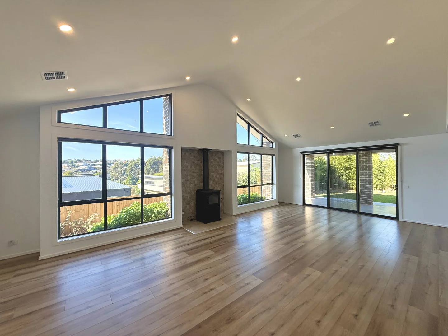 Additional image 6 of 2 Harrods Close, Drouin VIC 3818